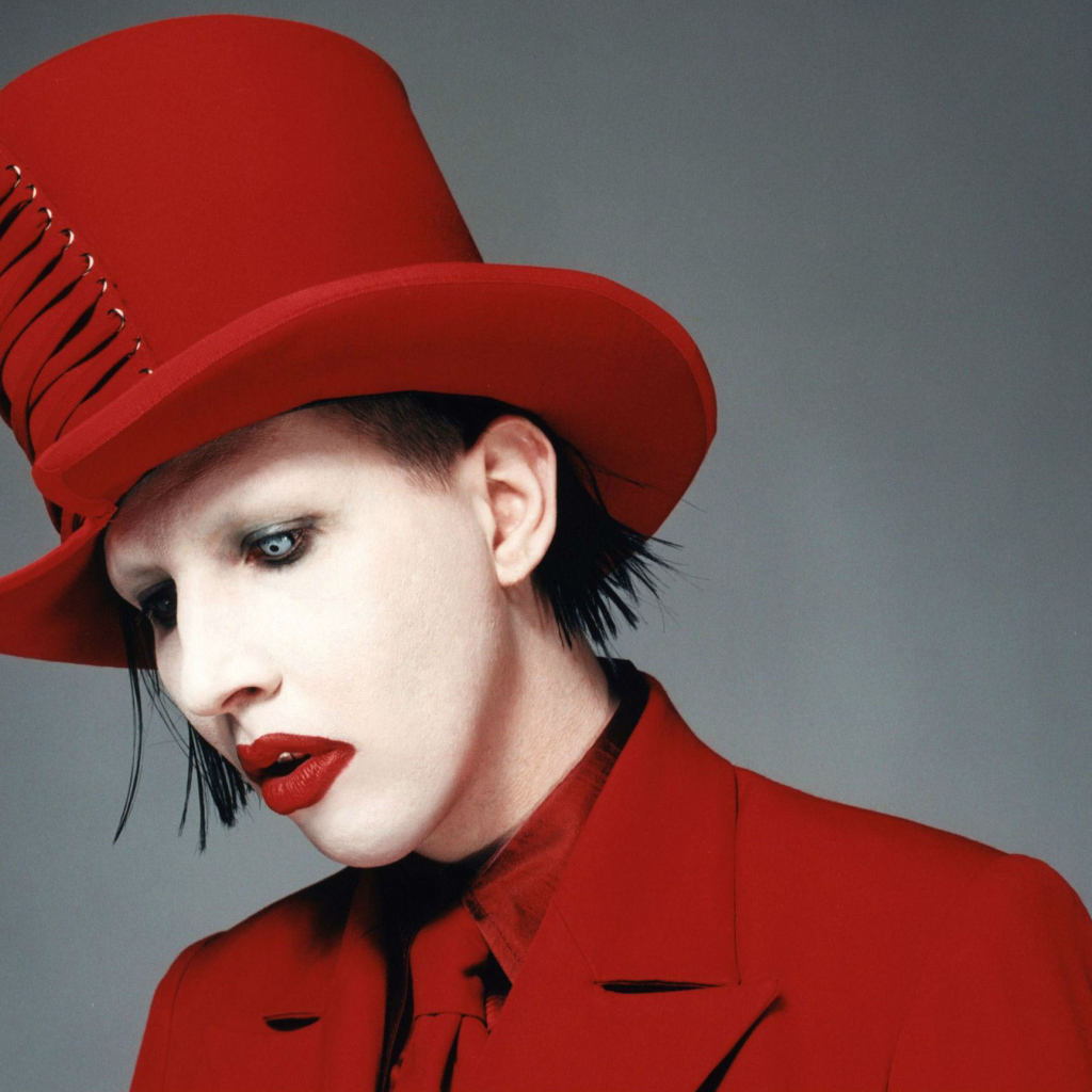 Marilyn Manson в красной шляпе
