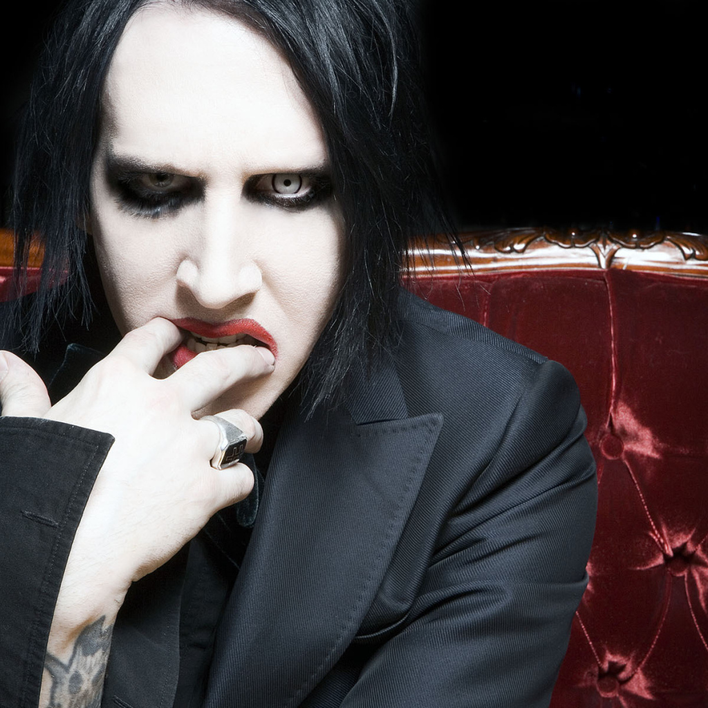Marilyn Manson на красном диване
