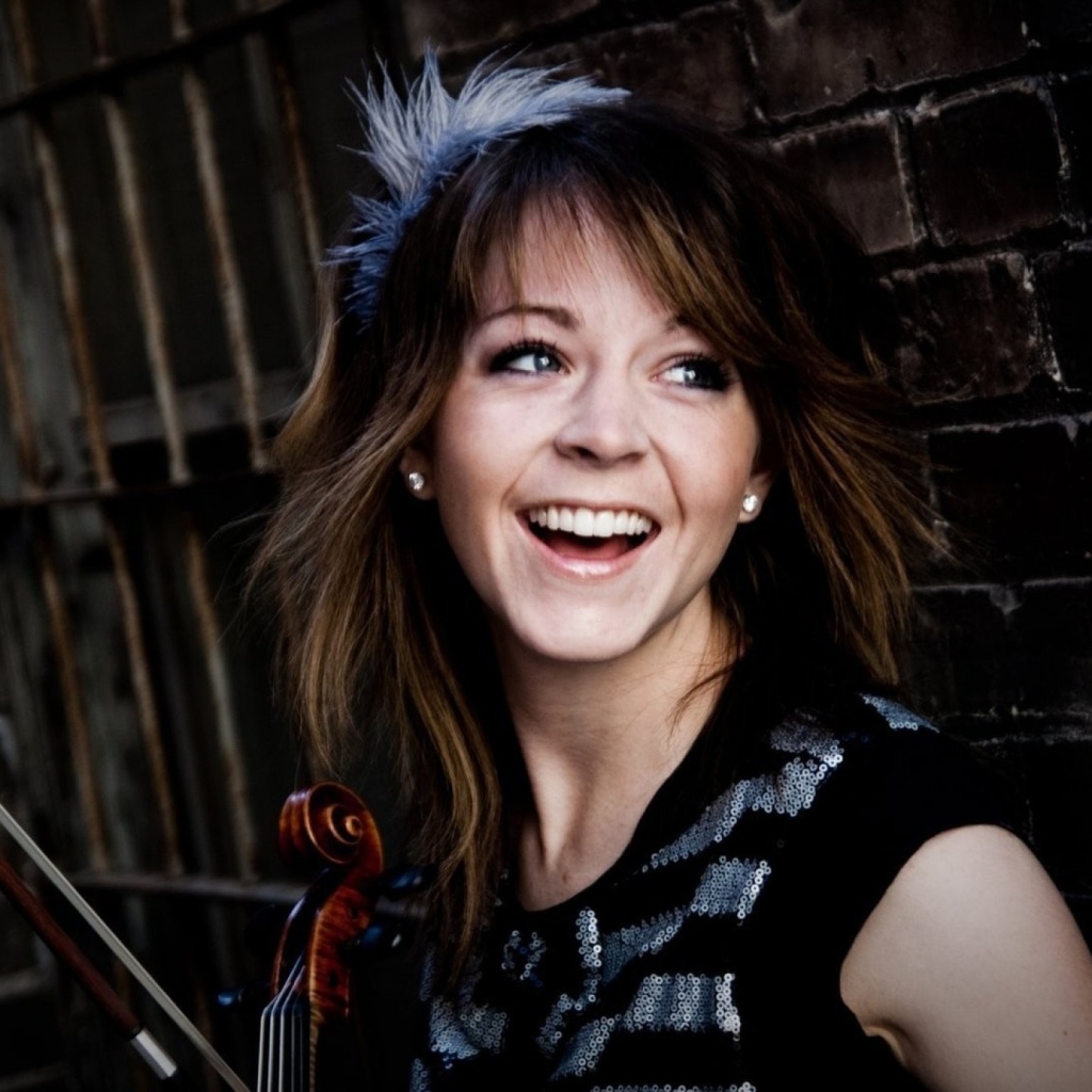 Музыкант скрипачка смеется