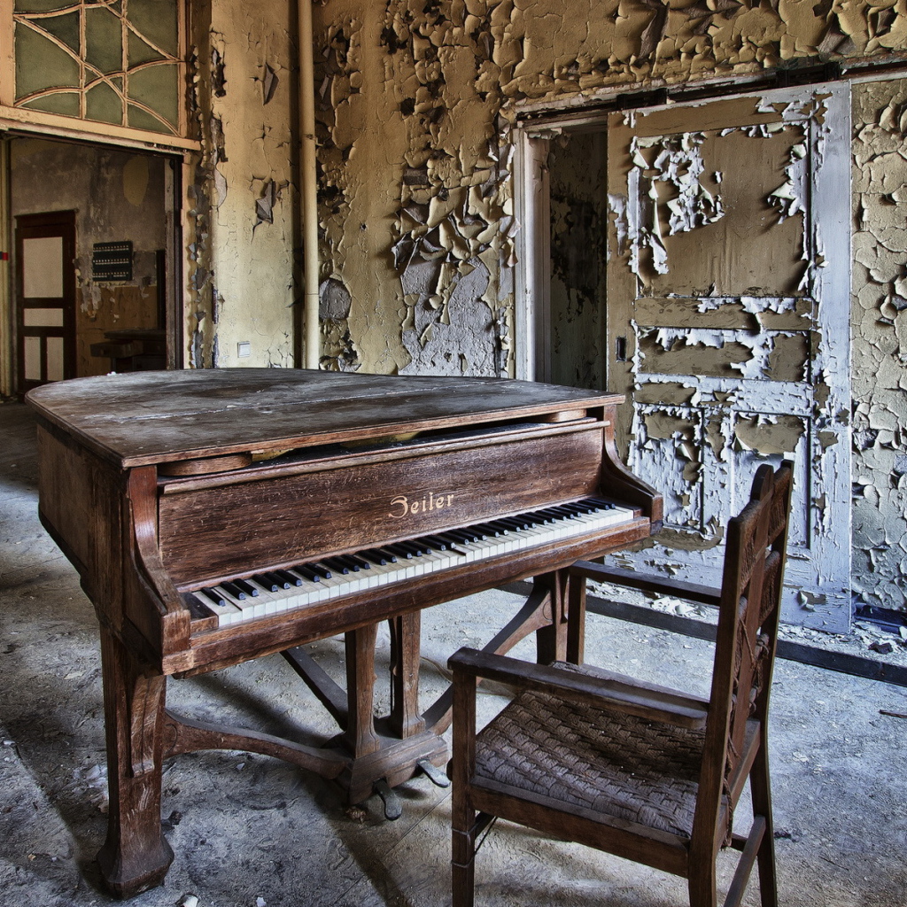 Старый рояль в заброшенном доме