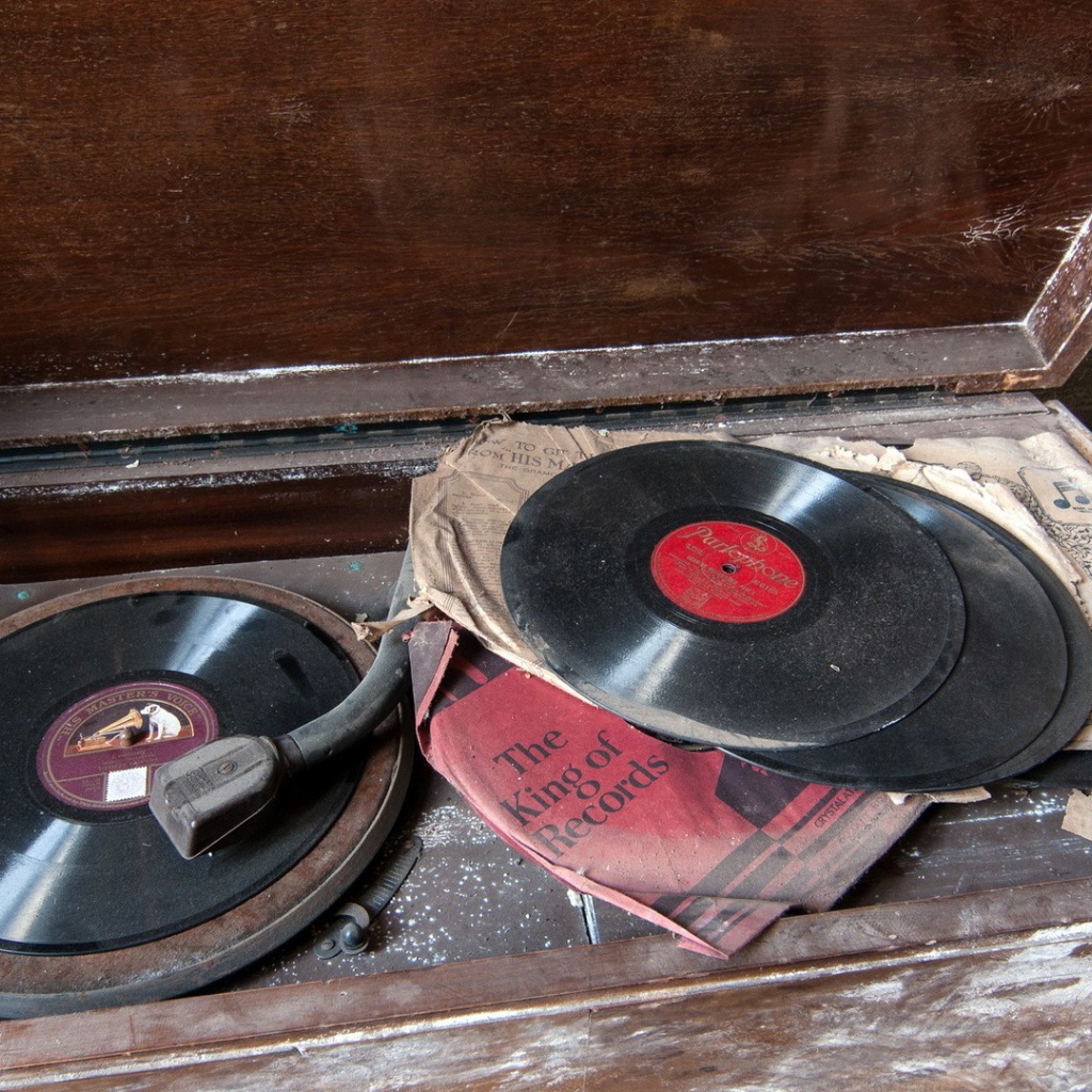 Старые пластинки в пыли