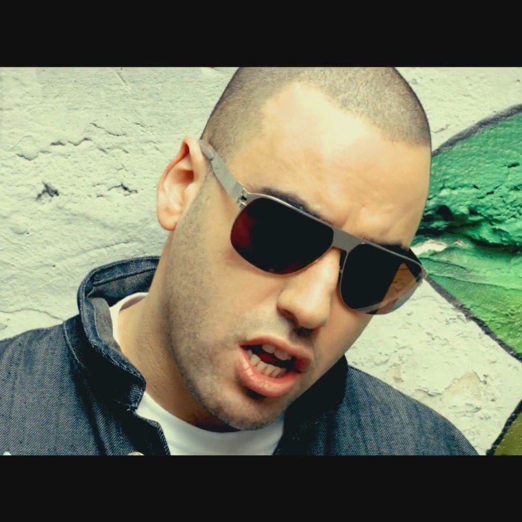 SLIM в темной рубашке