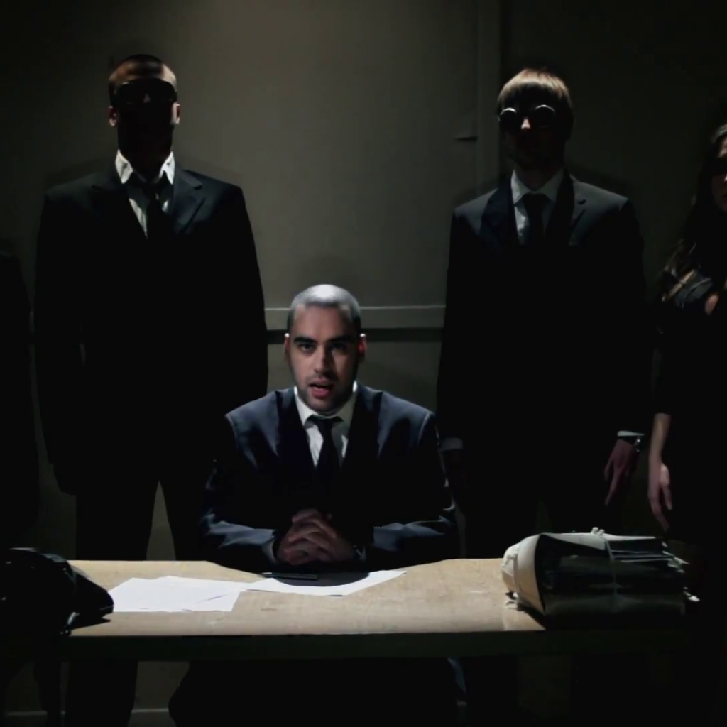 SLIM одет как бизнесмен