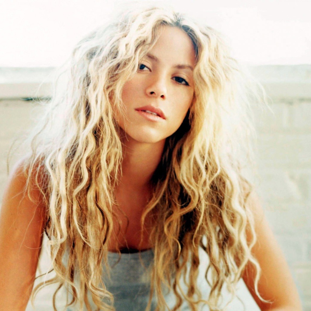 Шакира с распущенными волосами