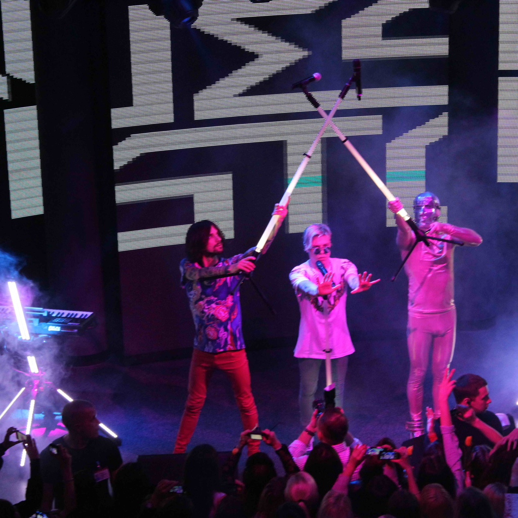 Сражение на микрофонах на концерте Quest Pistols