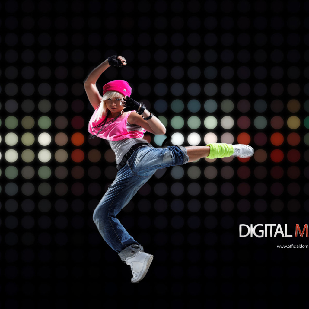 Девушка в розовом на танцполе