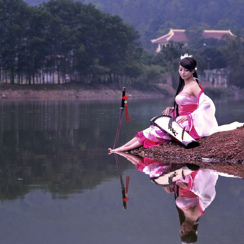 Девушка на берегу озера