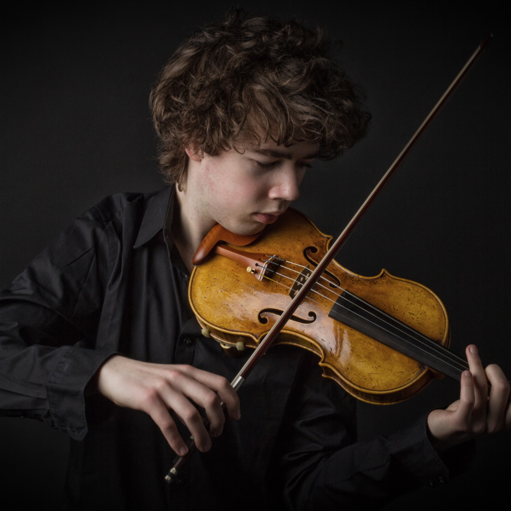 Парень играет на скрипке
