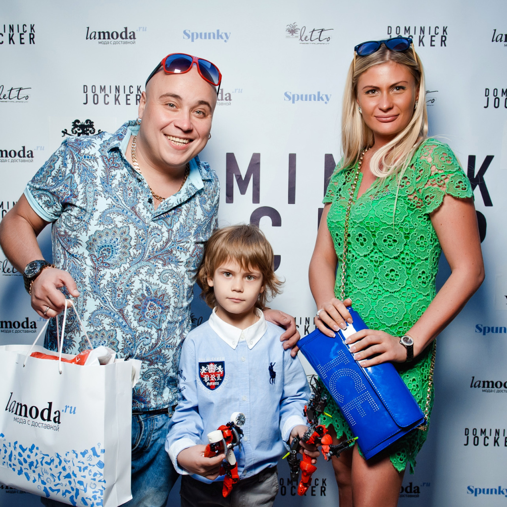 Доминик Джокер с семьей на открытии ресторана