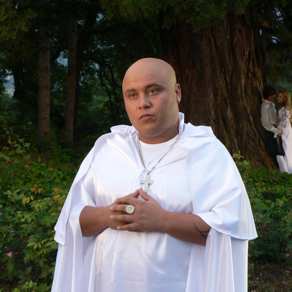 Доминик Джокер в роли монаха в мюзикле