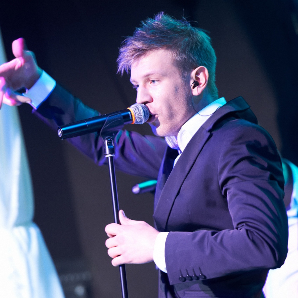 Иван Дорн на концерте поет