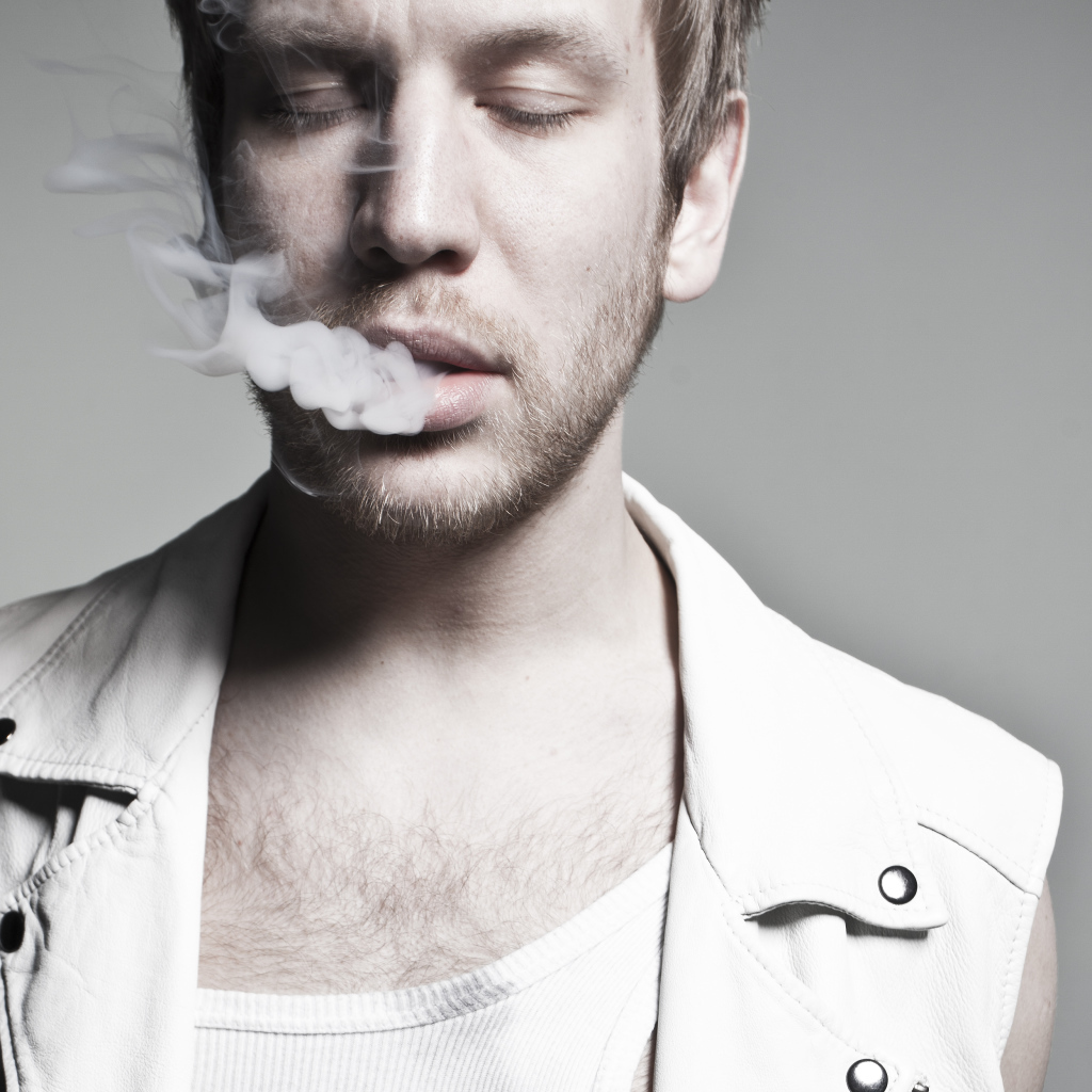 Иван Дорн курит