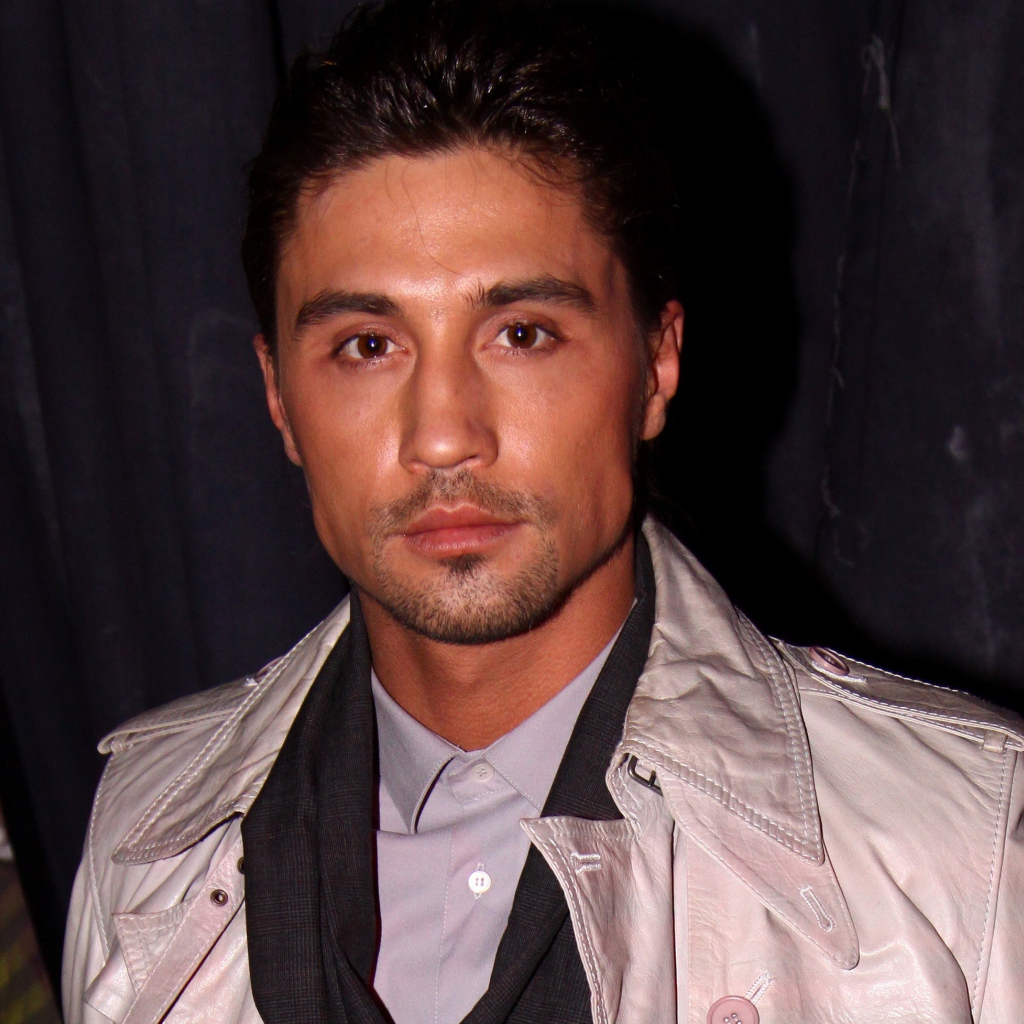 Дима Билан в элегантном плаще 