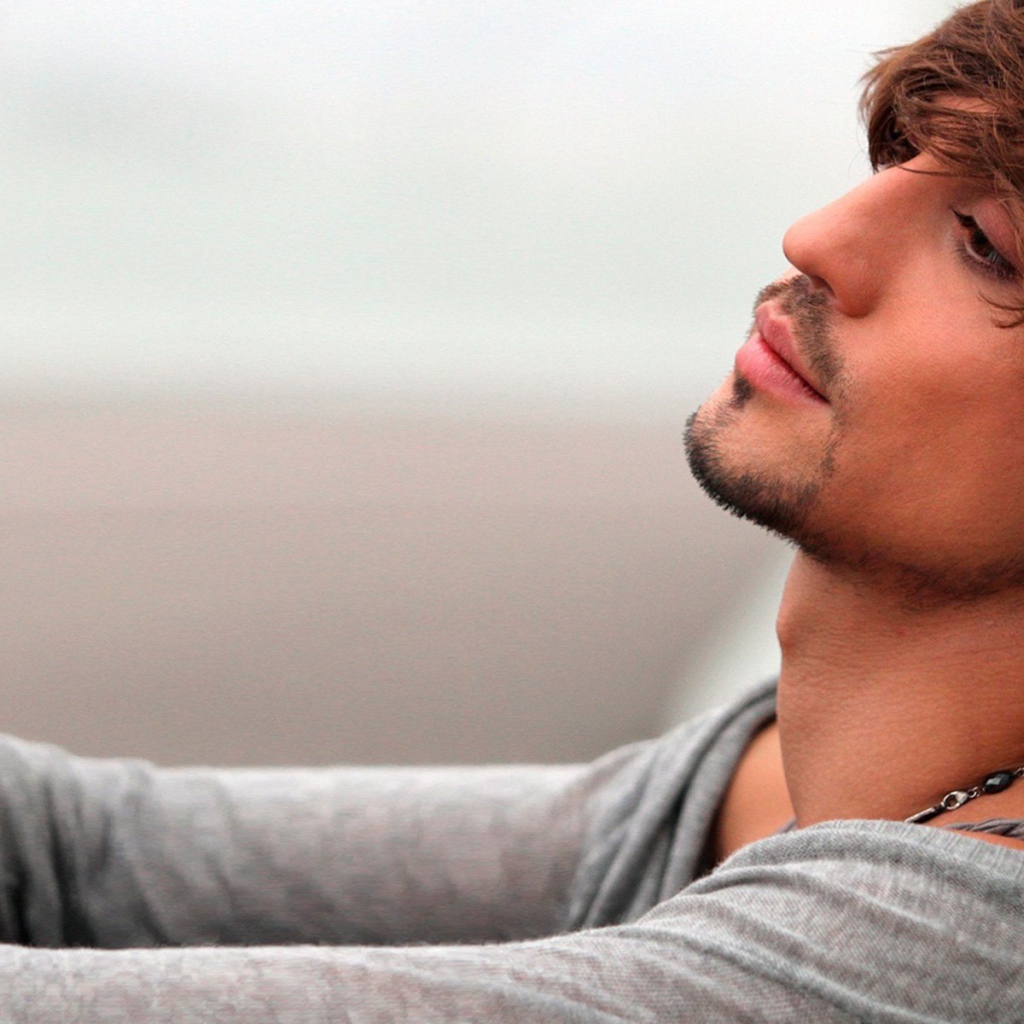 Дима Билан задумчиво смотрит