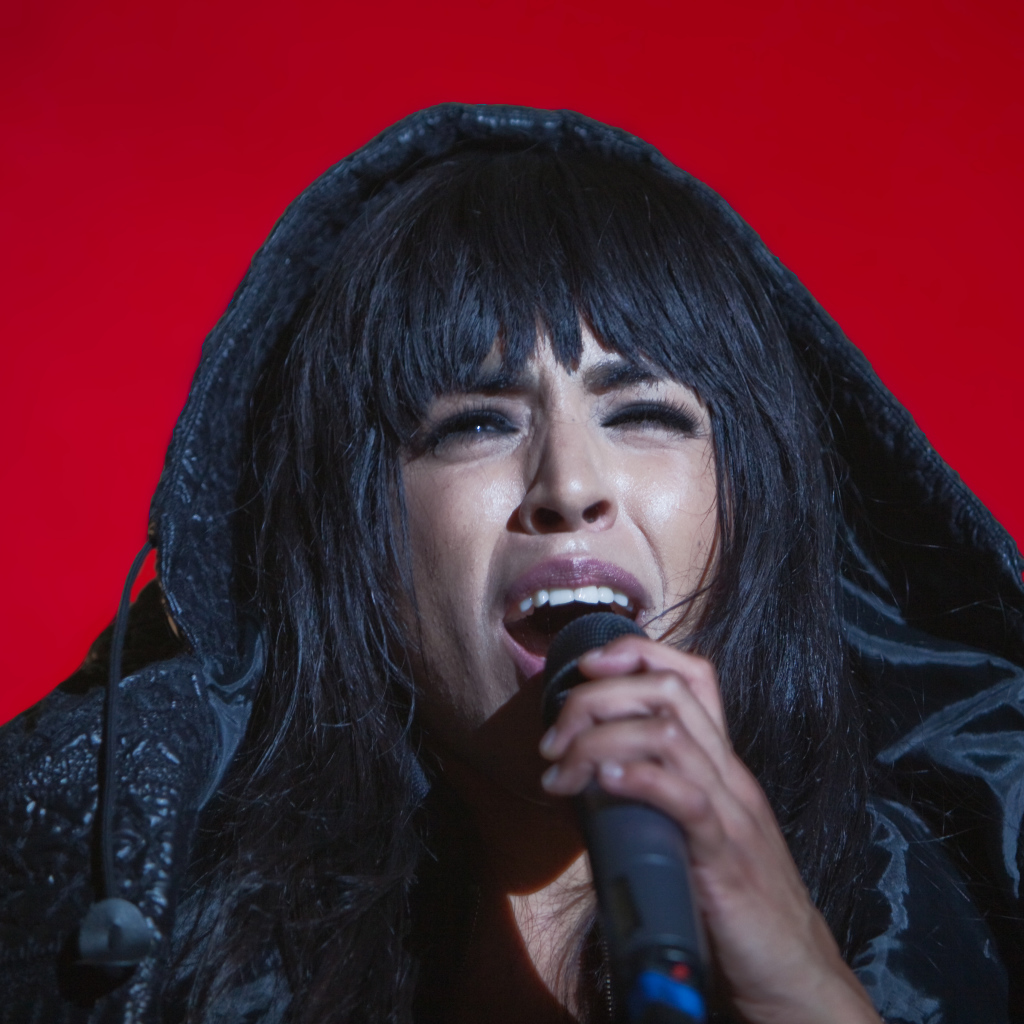 Loreen поет на красном фоне