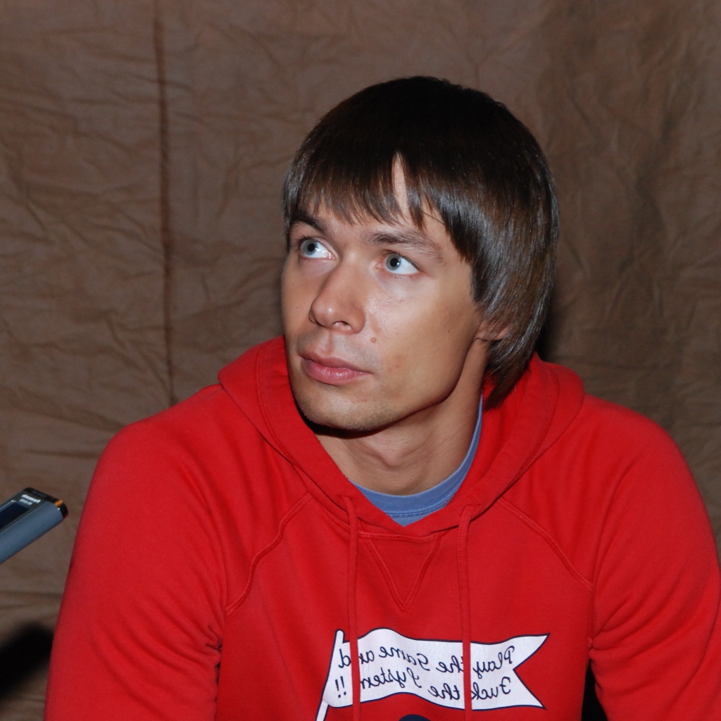 Стас Пьеха в красной олимпийке