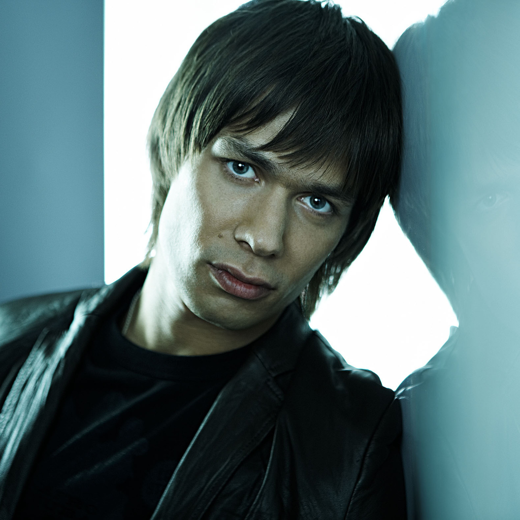 Стас Пьеха прислонился к стенке