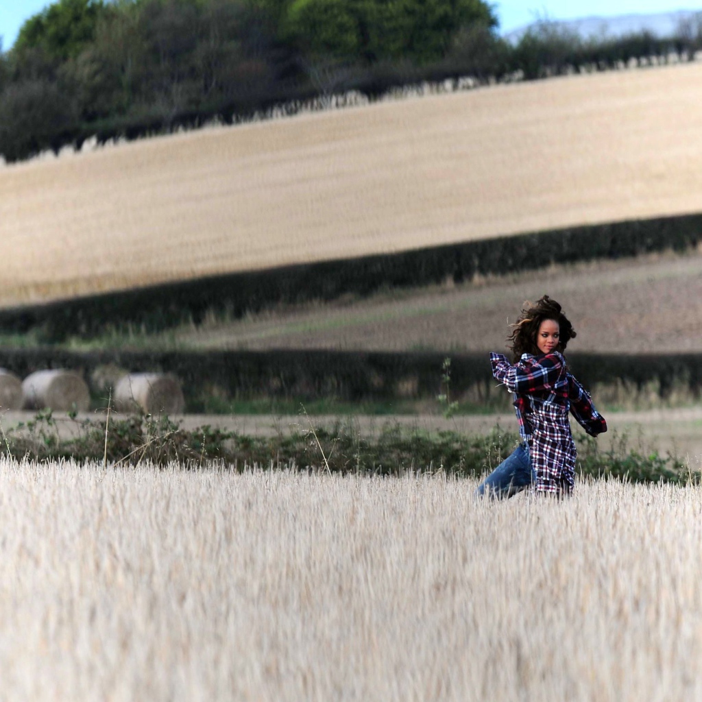 Рианна бежит по полю