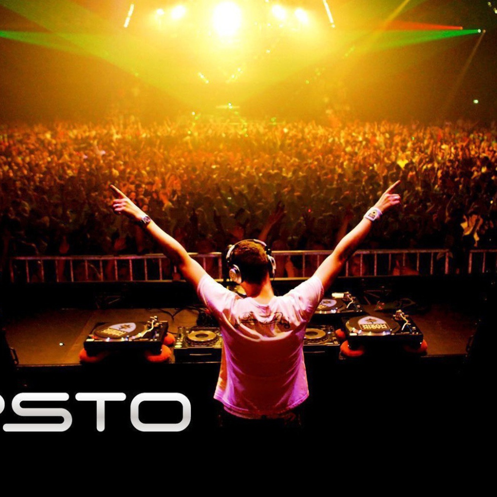 Диджей у пульта