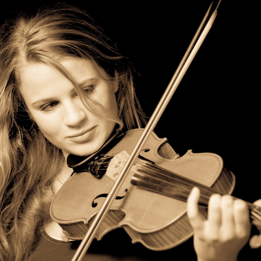 Девушка музыкант играет на скрипке