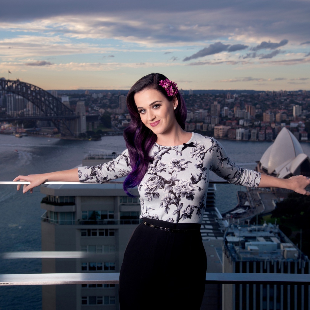 Кэти Пэрри на балконе