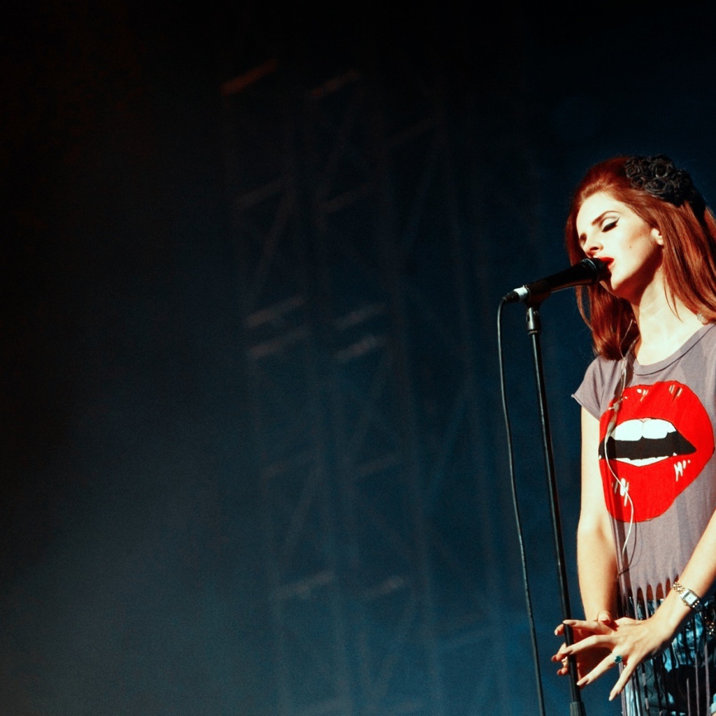 Лана Дель Рей у микрофона