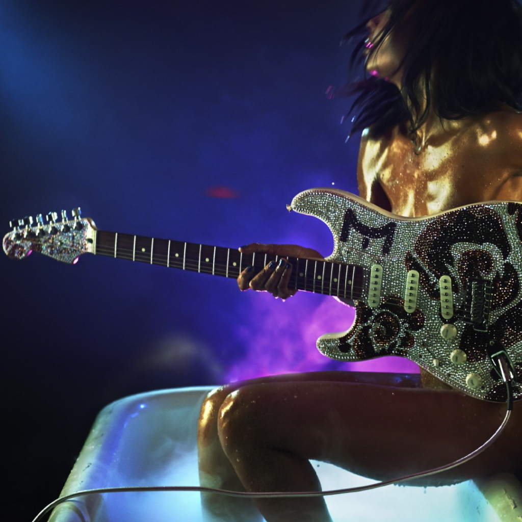 Девушка в ванной с гитарой