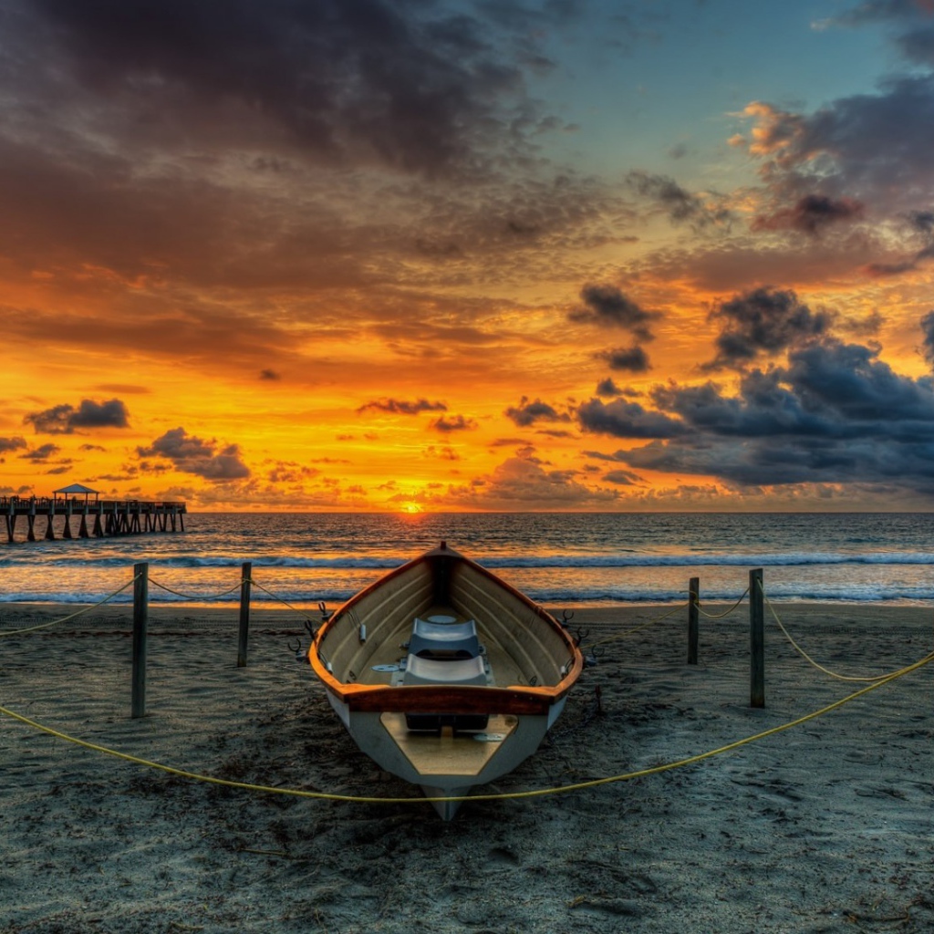 Лодка на пляже в песке