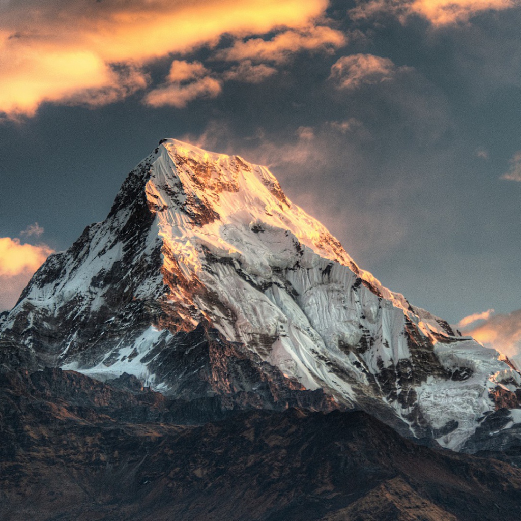 Горящие облака над вершинами гор