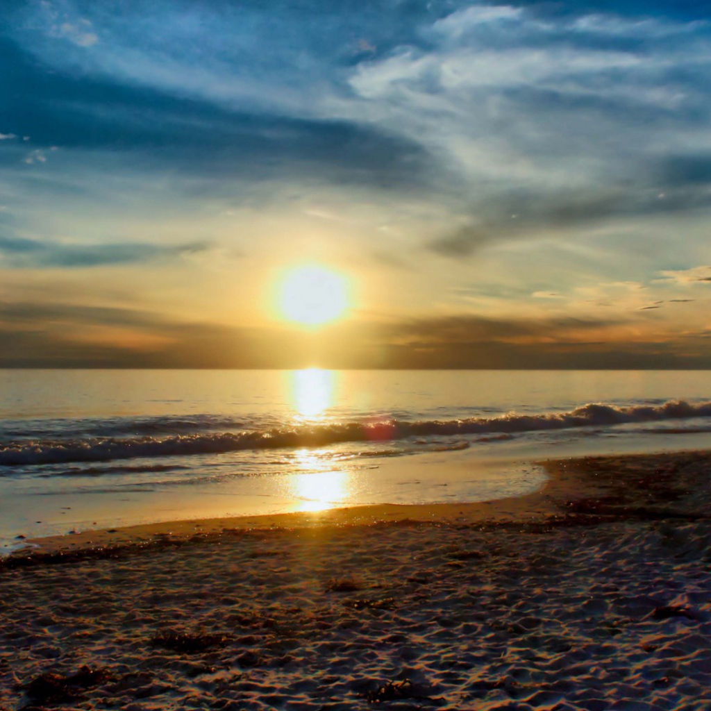 Tихий пляж на рассвете