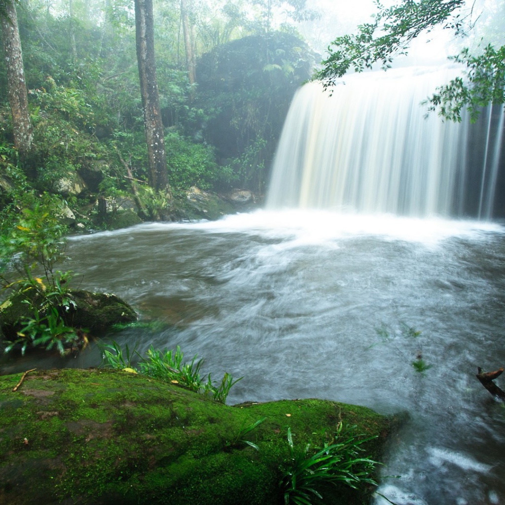 Pадужный водопад