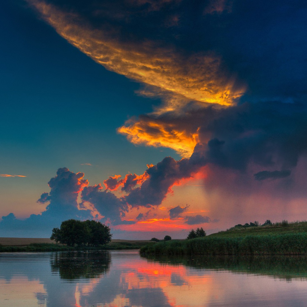 Закат на фоне реки