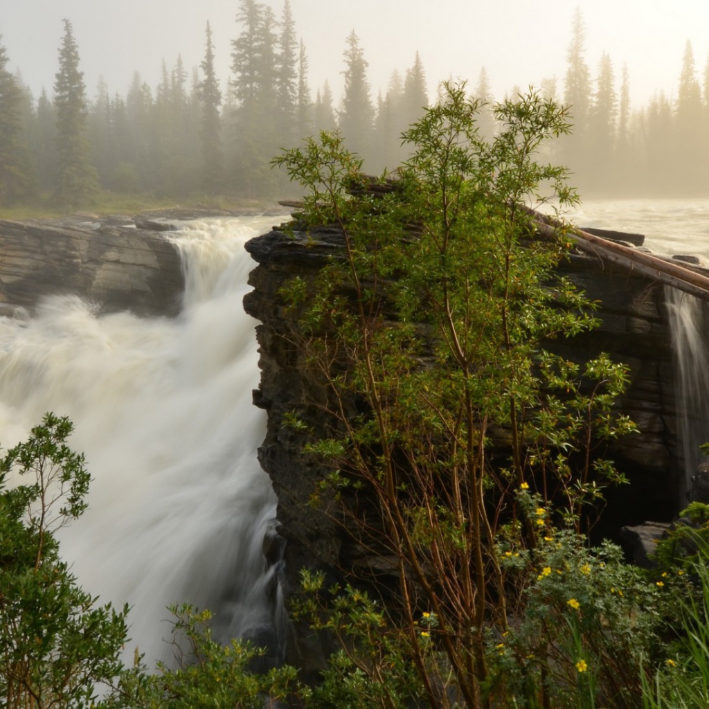 Водопад на камнях