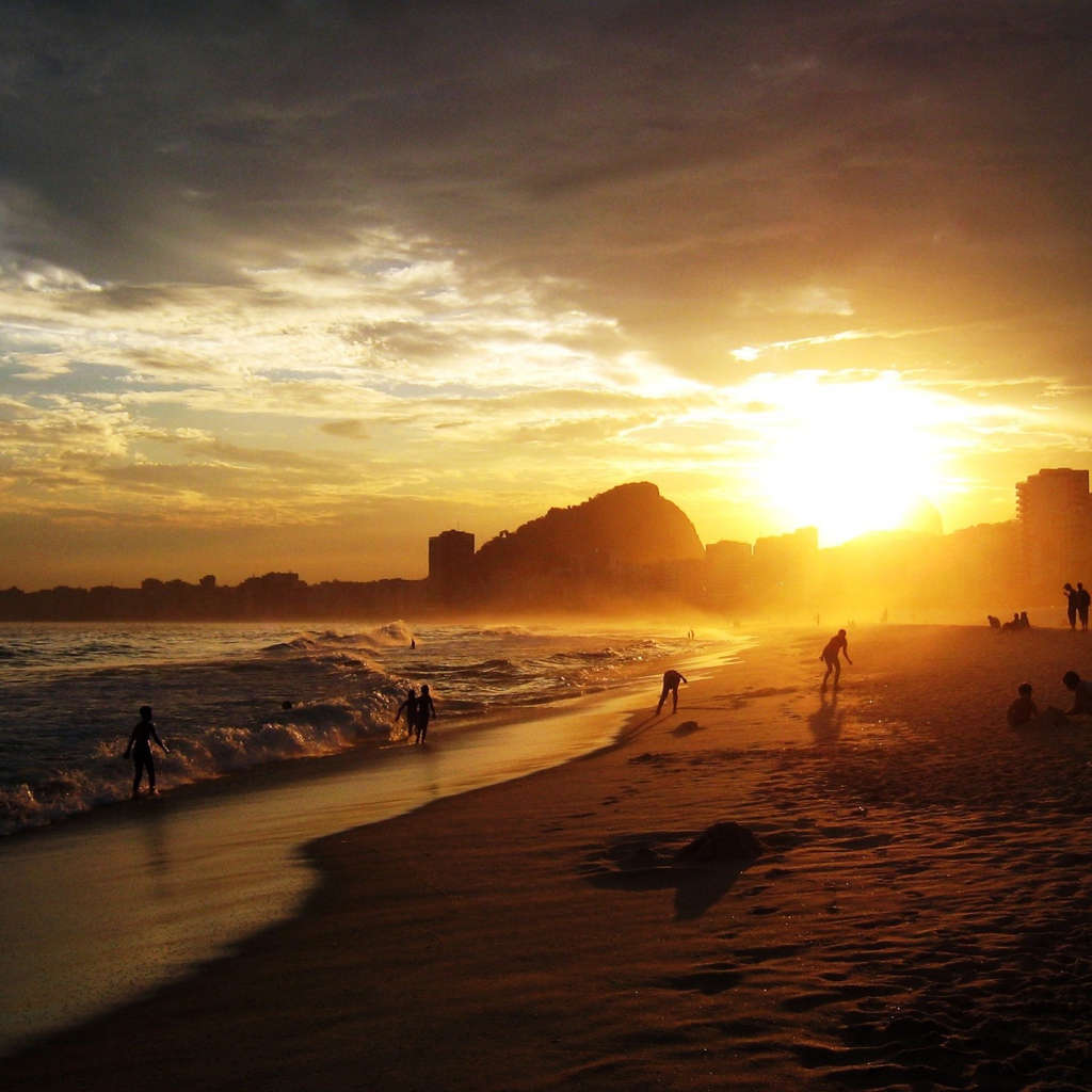 Купание на заходе солнца