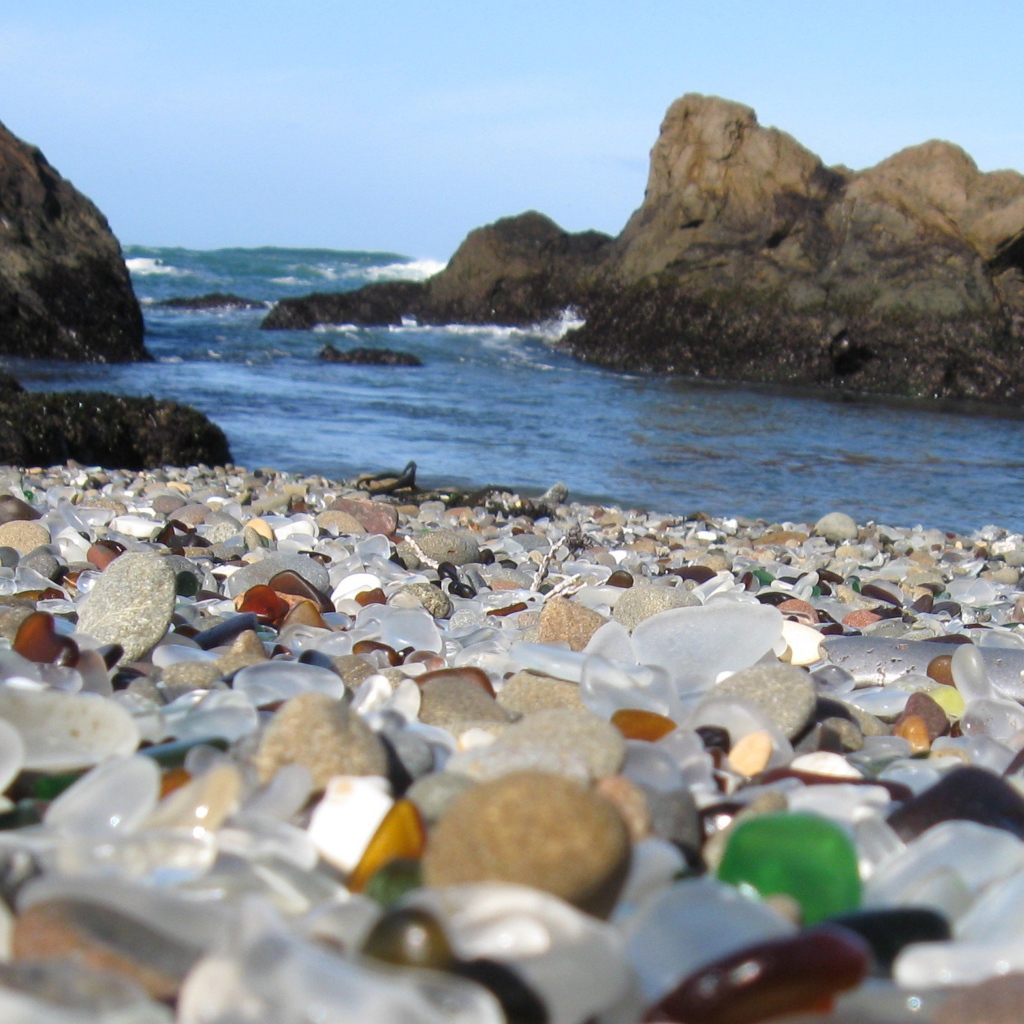 Пляж покрытый стеклом