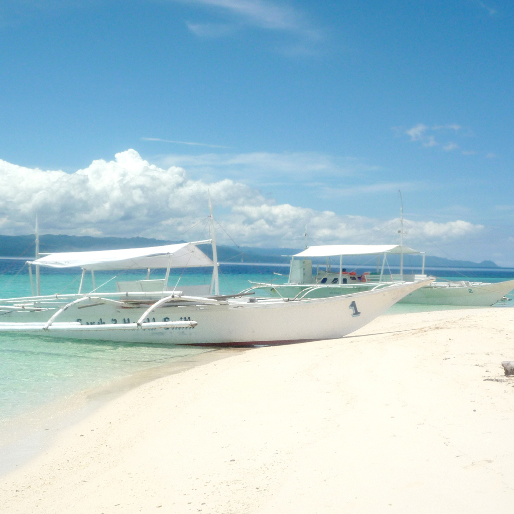 Пляж из белого песка