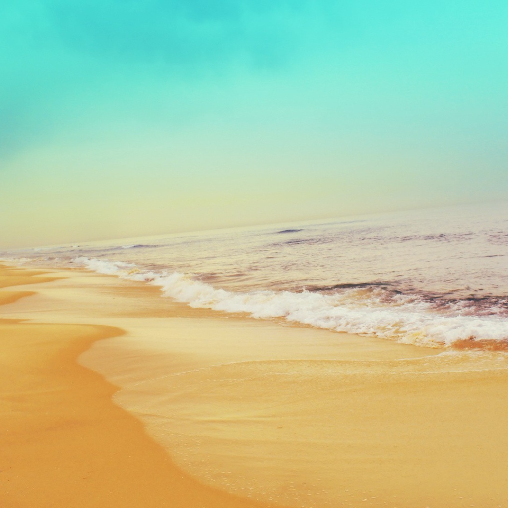 Пляж с желтым песком