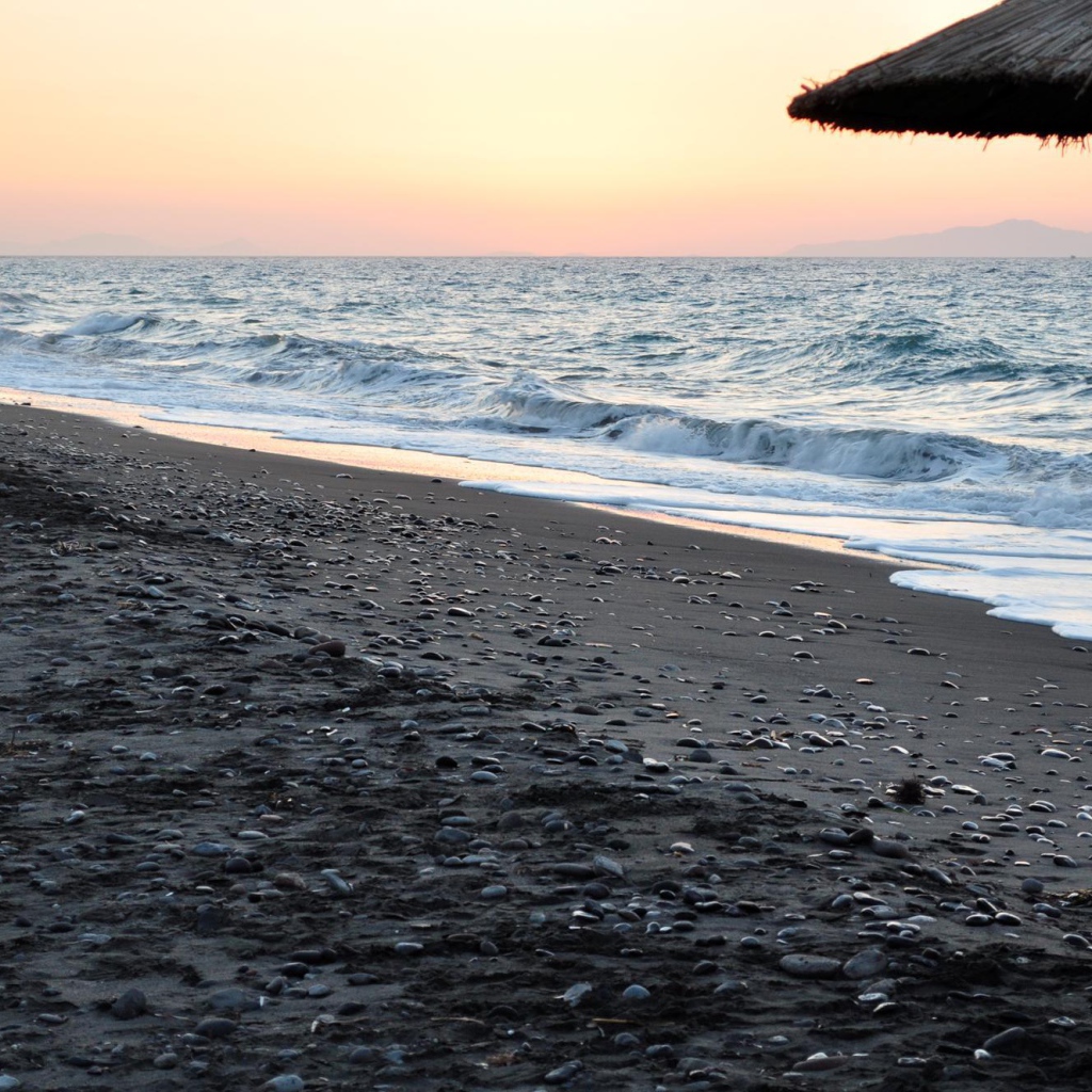 Черный пляж на Санторини