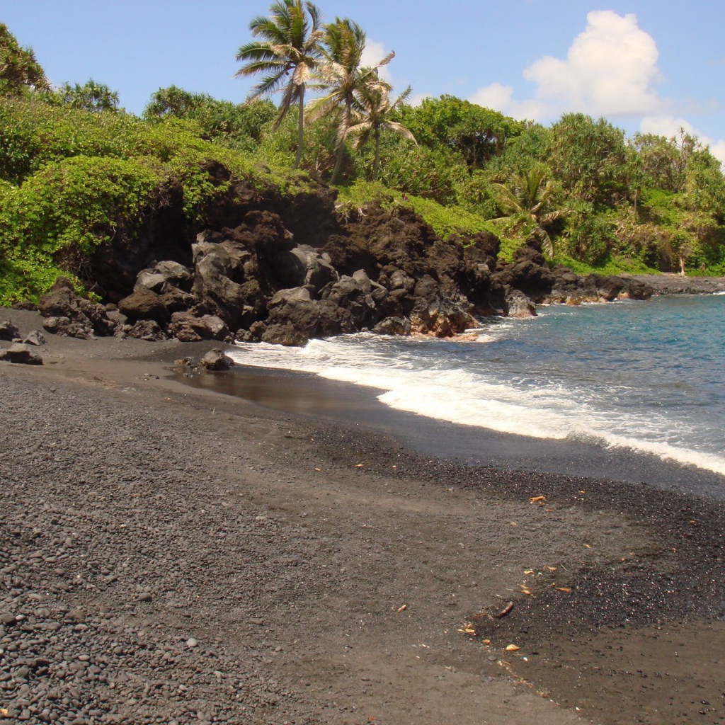 Черный песок на пляже