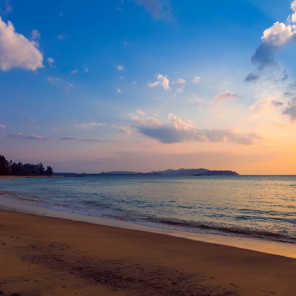 Спокойный закат на пляже