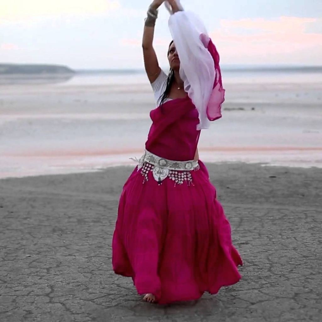 Танец девушки на пляже