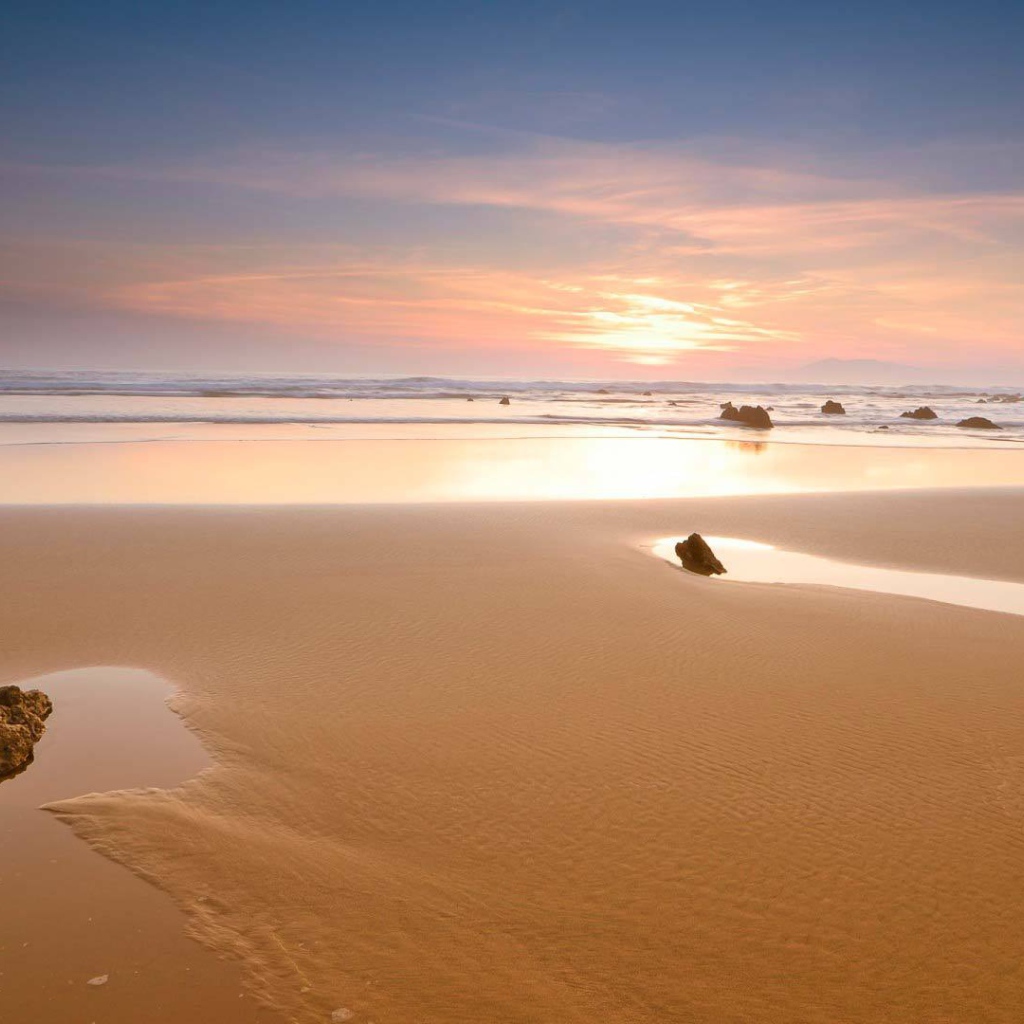 Золотой песок на пляже