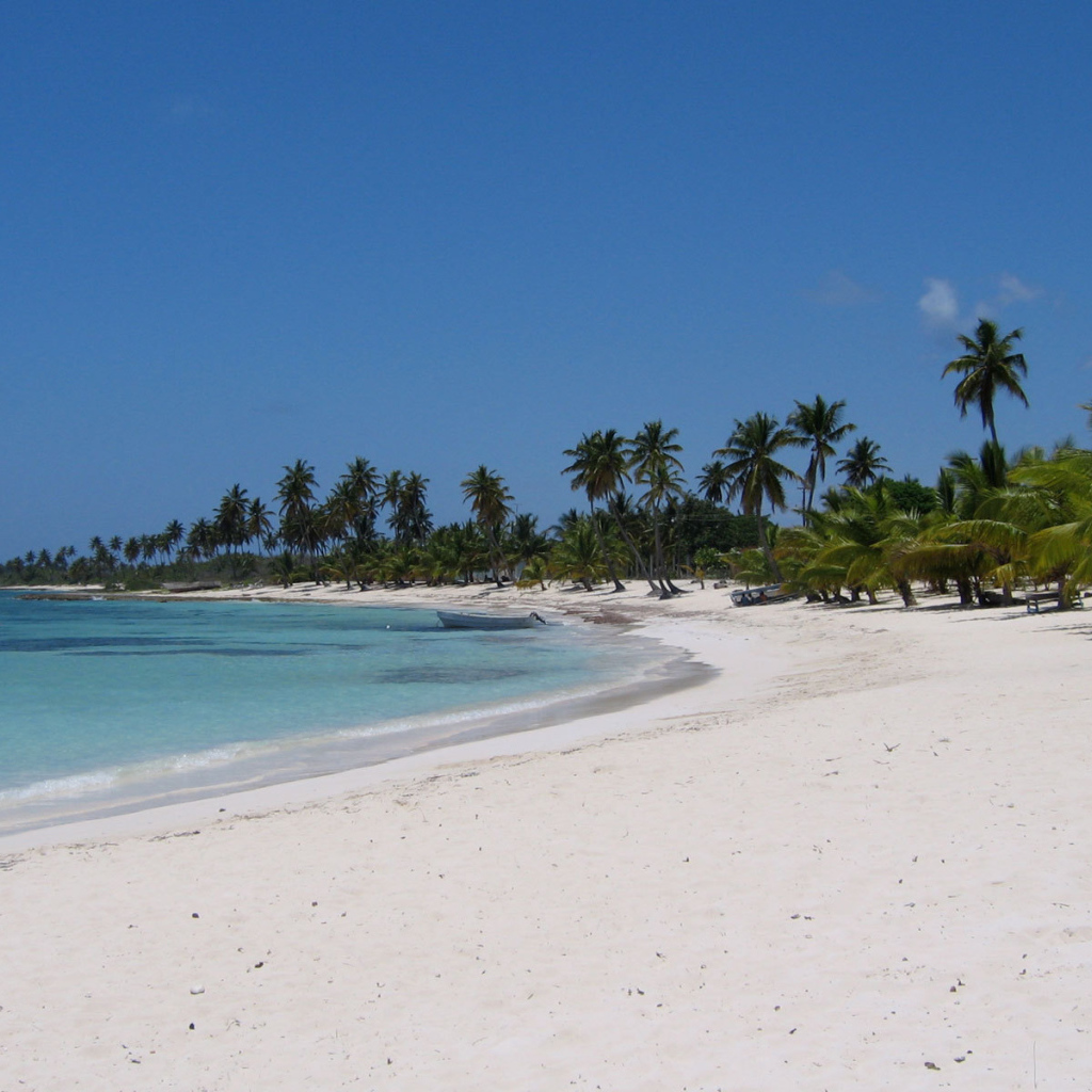 Красивый вид на белый пляж