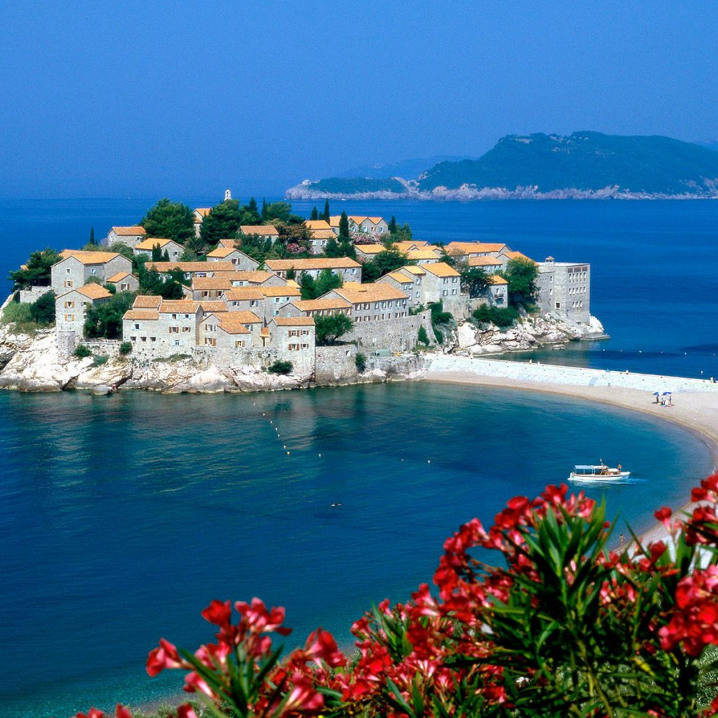 Розовый пляж в Греции