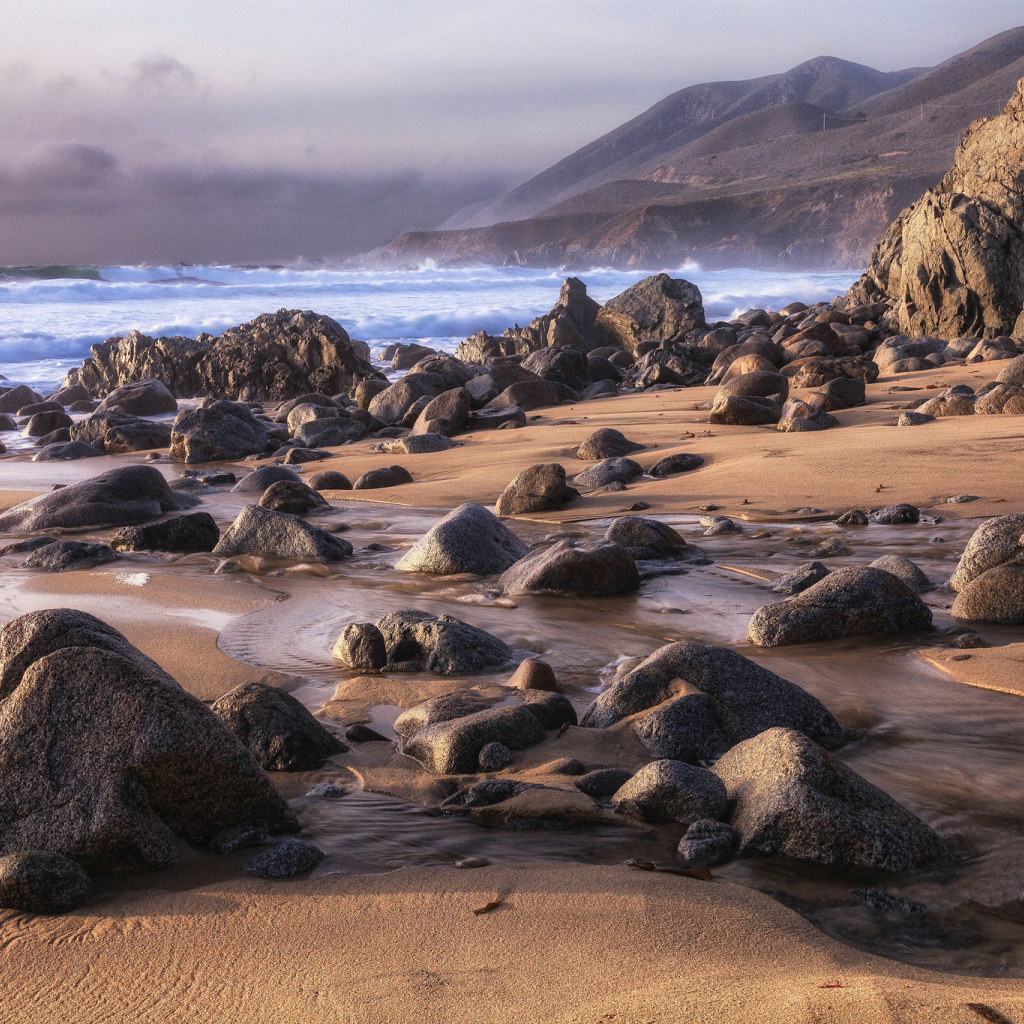 Каменистый пляж и темное небо