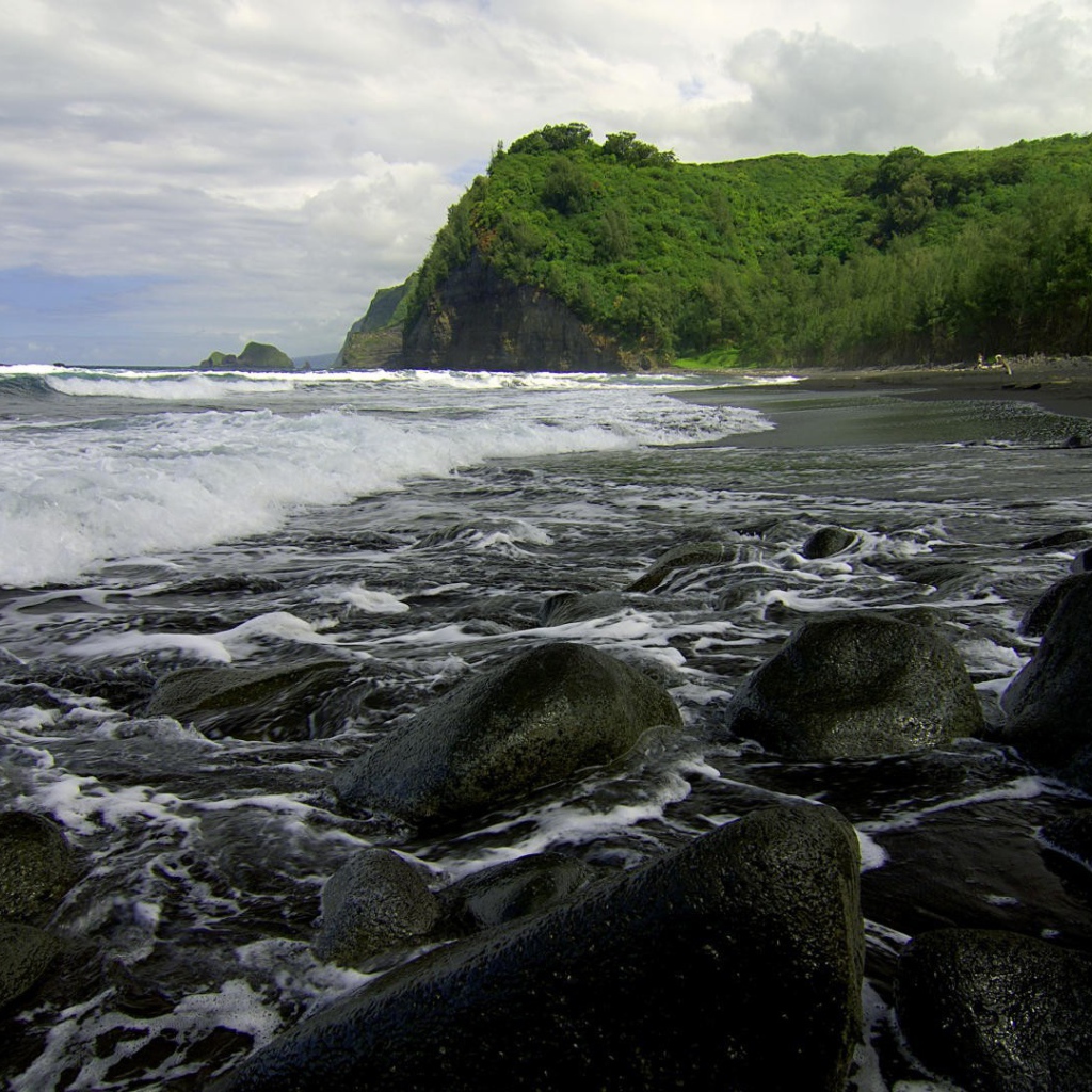 Каменистый пляж на Гаваях