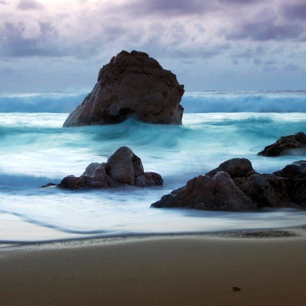 Камни на песчаном пляже