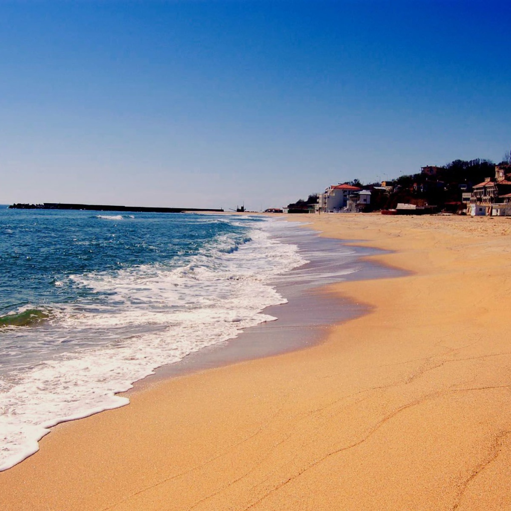 Пляж с золотым песком