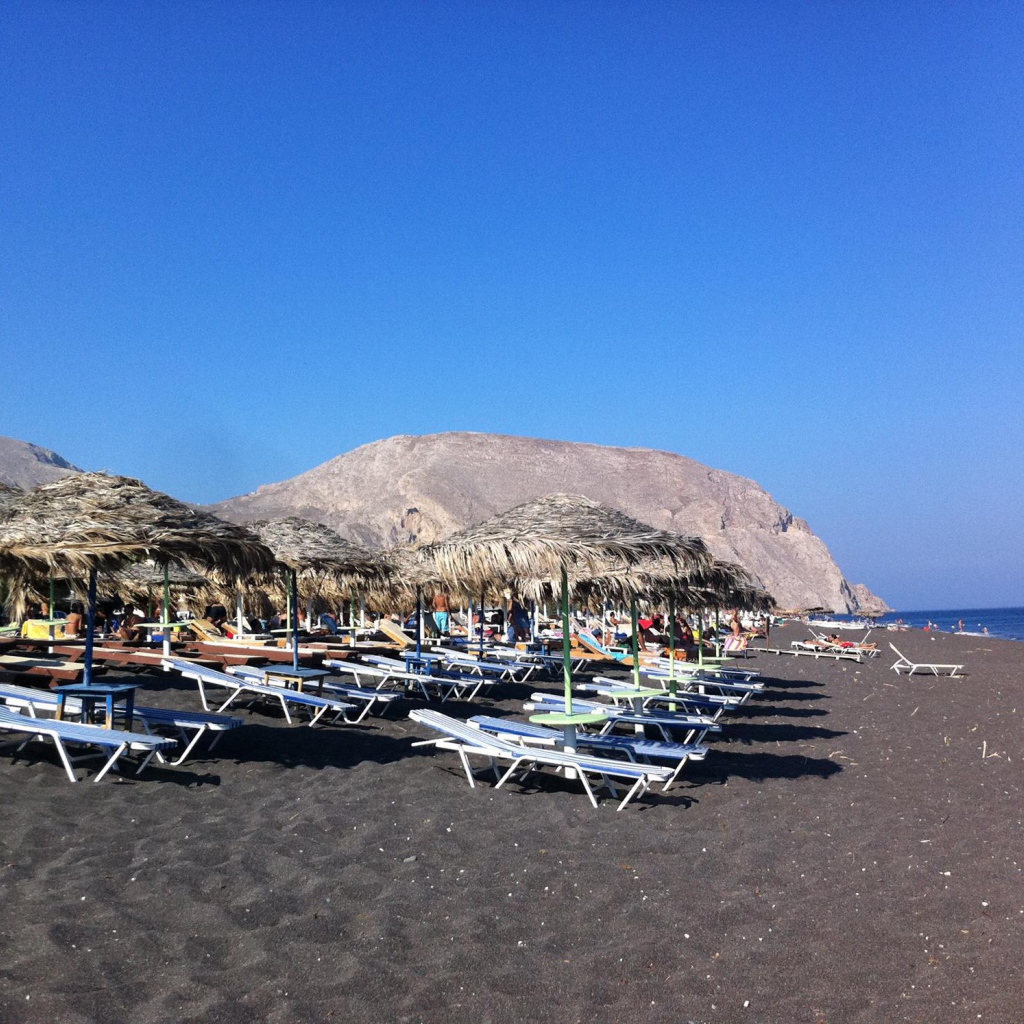 Отдых на черном пляже