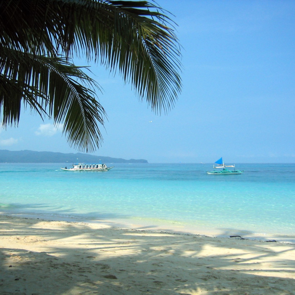 Пляж с белым песком